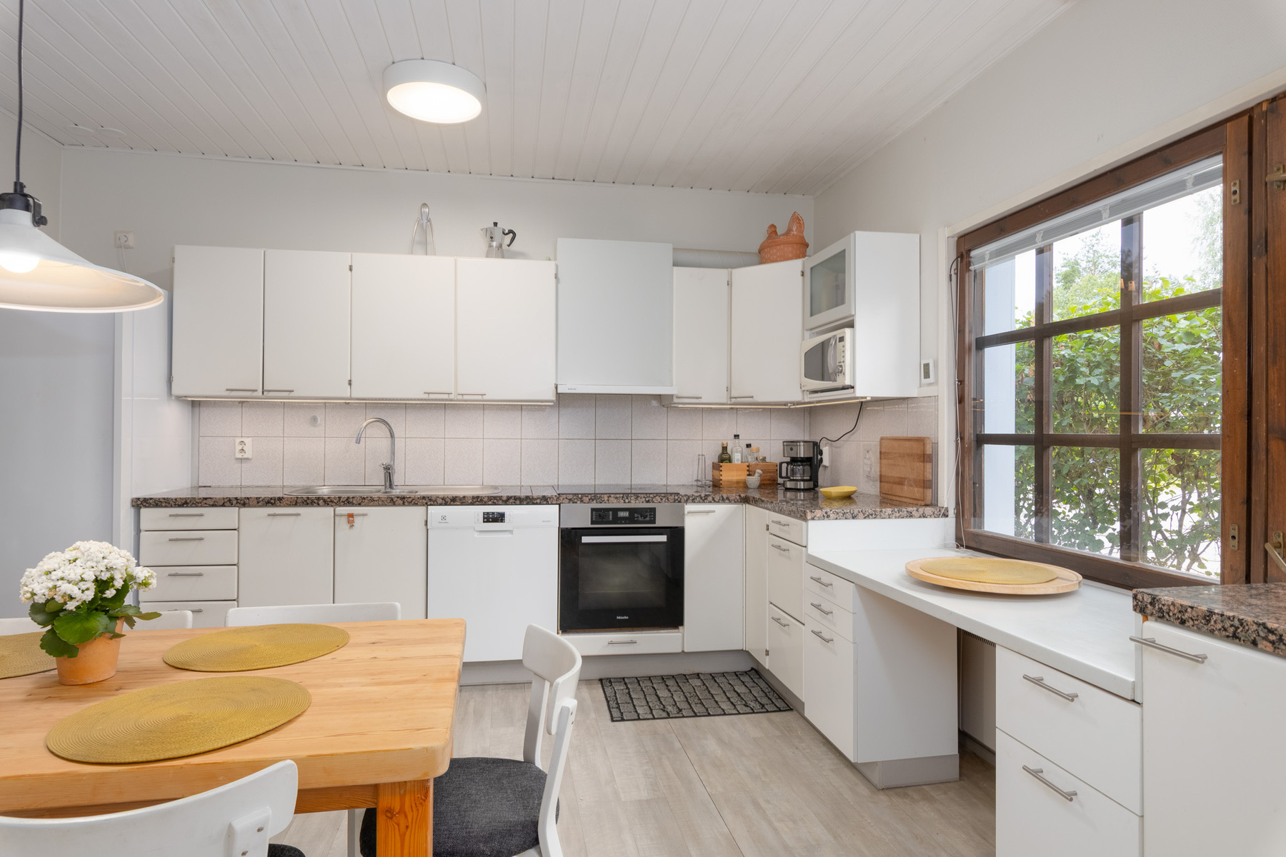 Tilava keittiö
