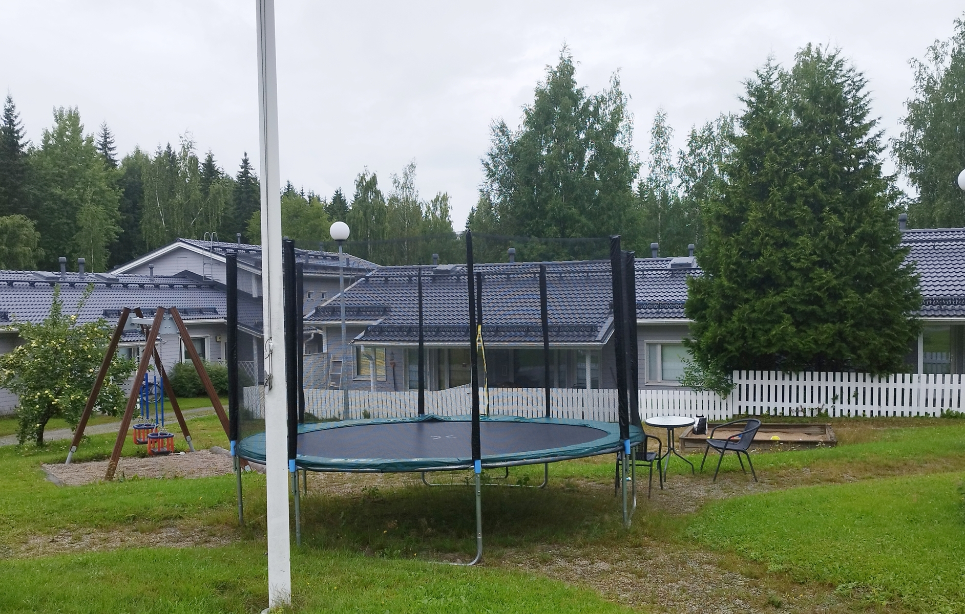 Pihalla tramppa, keinu ja hiekkalaatikko