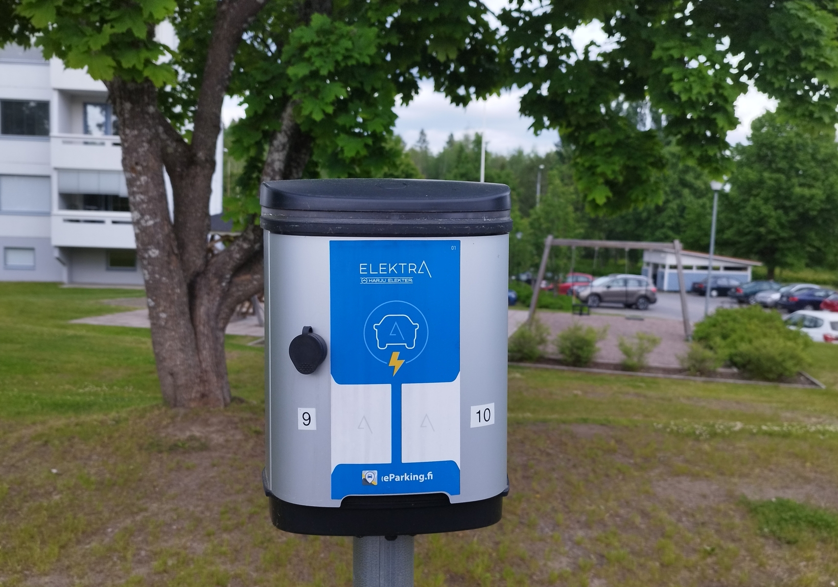 Sähköauton lataus