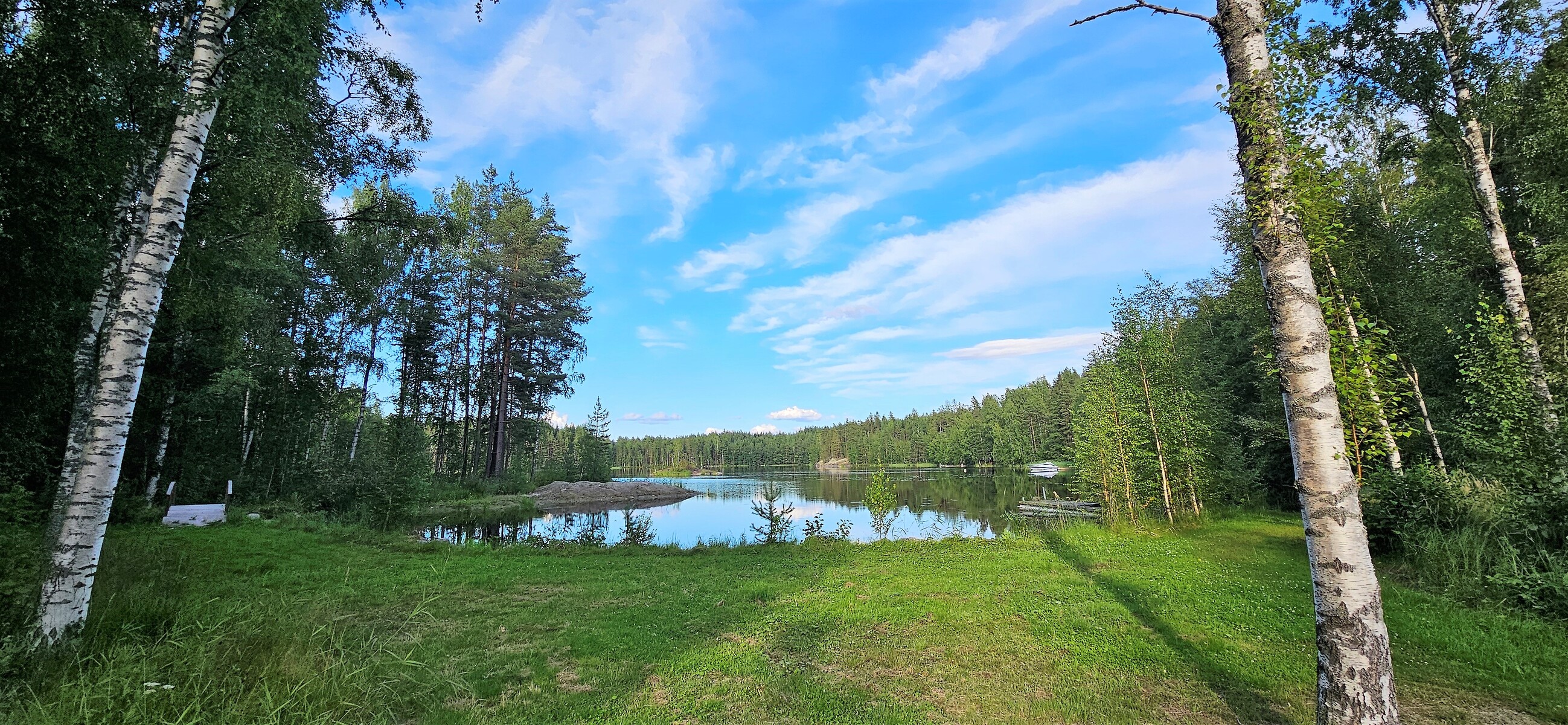 Näkymä päärakennuksesta toiseen suuntaan.