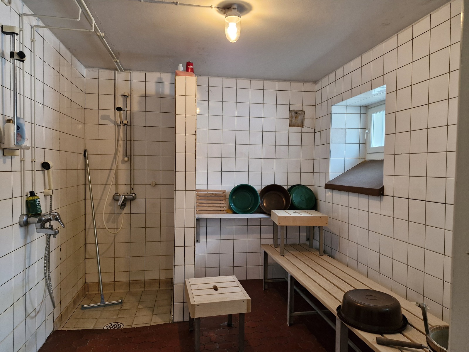 Pesuhuone, kellarikrs