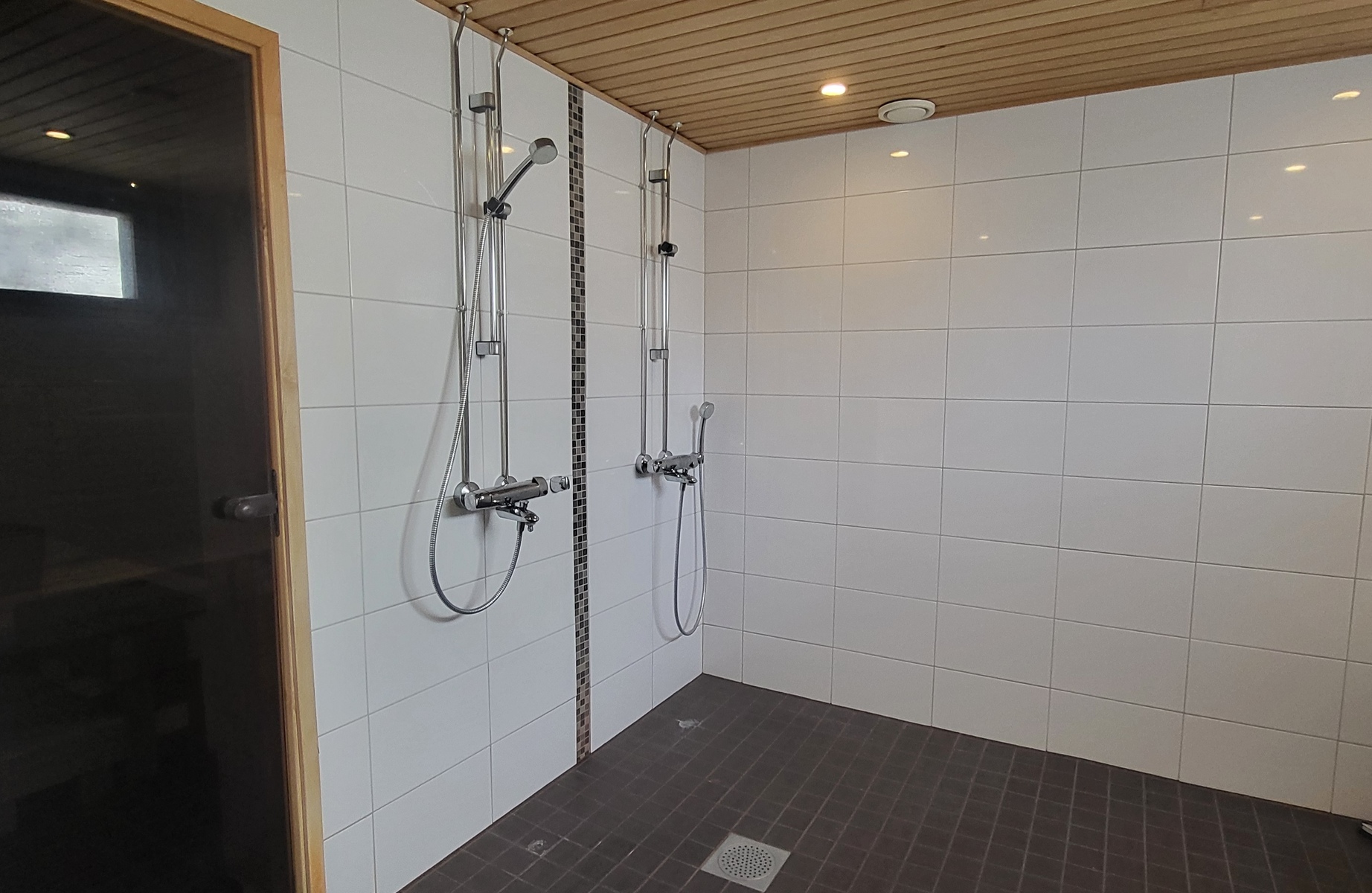 Taloyhtiön saunan suihkutilat