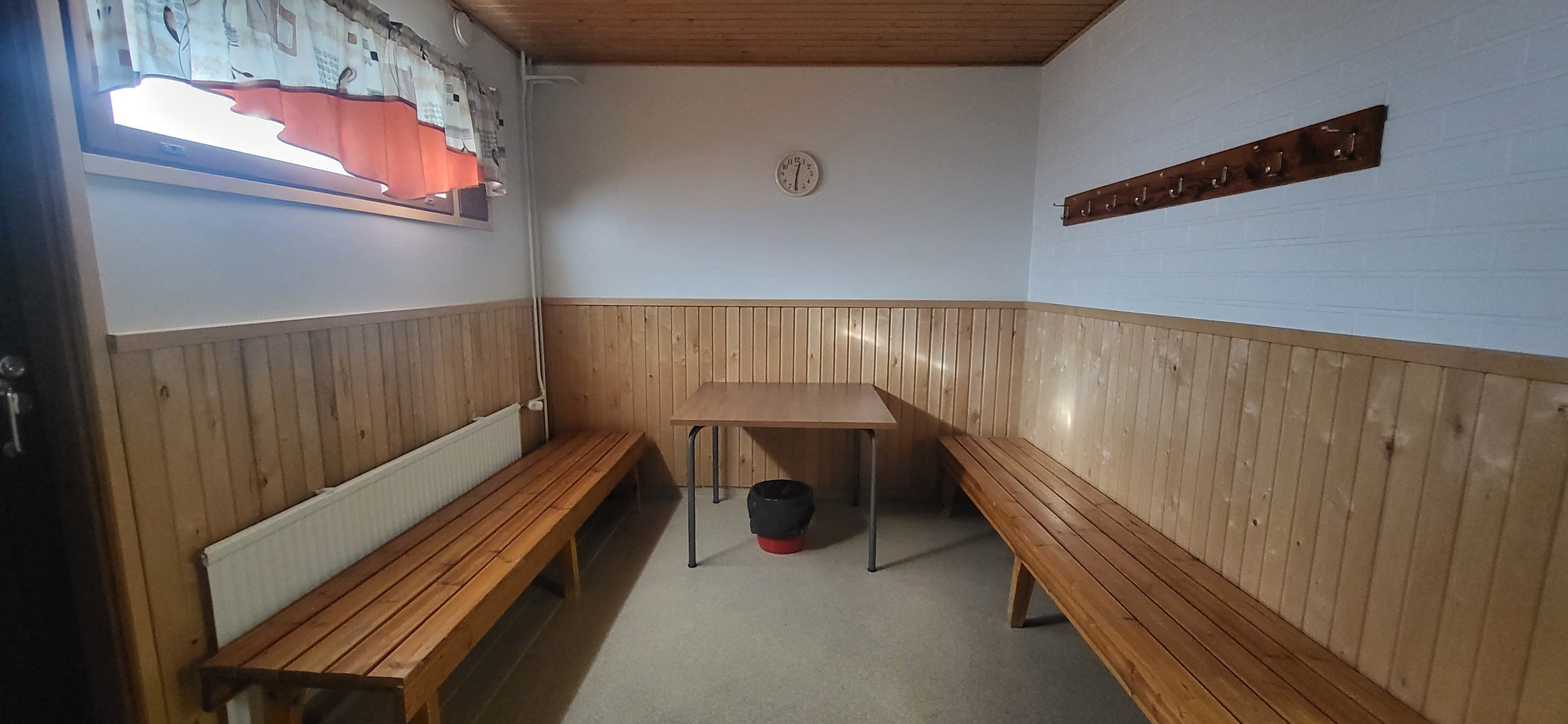 Taloyhtiön saunan pukuhuone