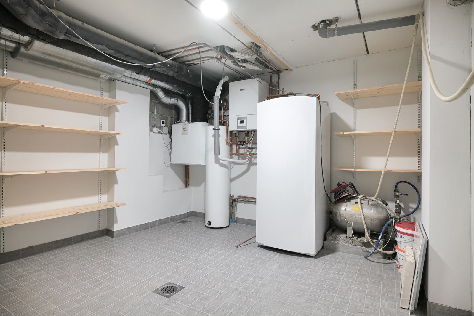 Tekninentila/varastotila alakerrassa