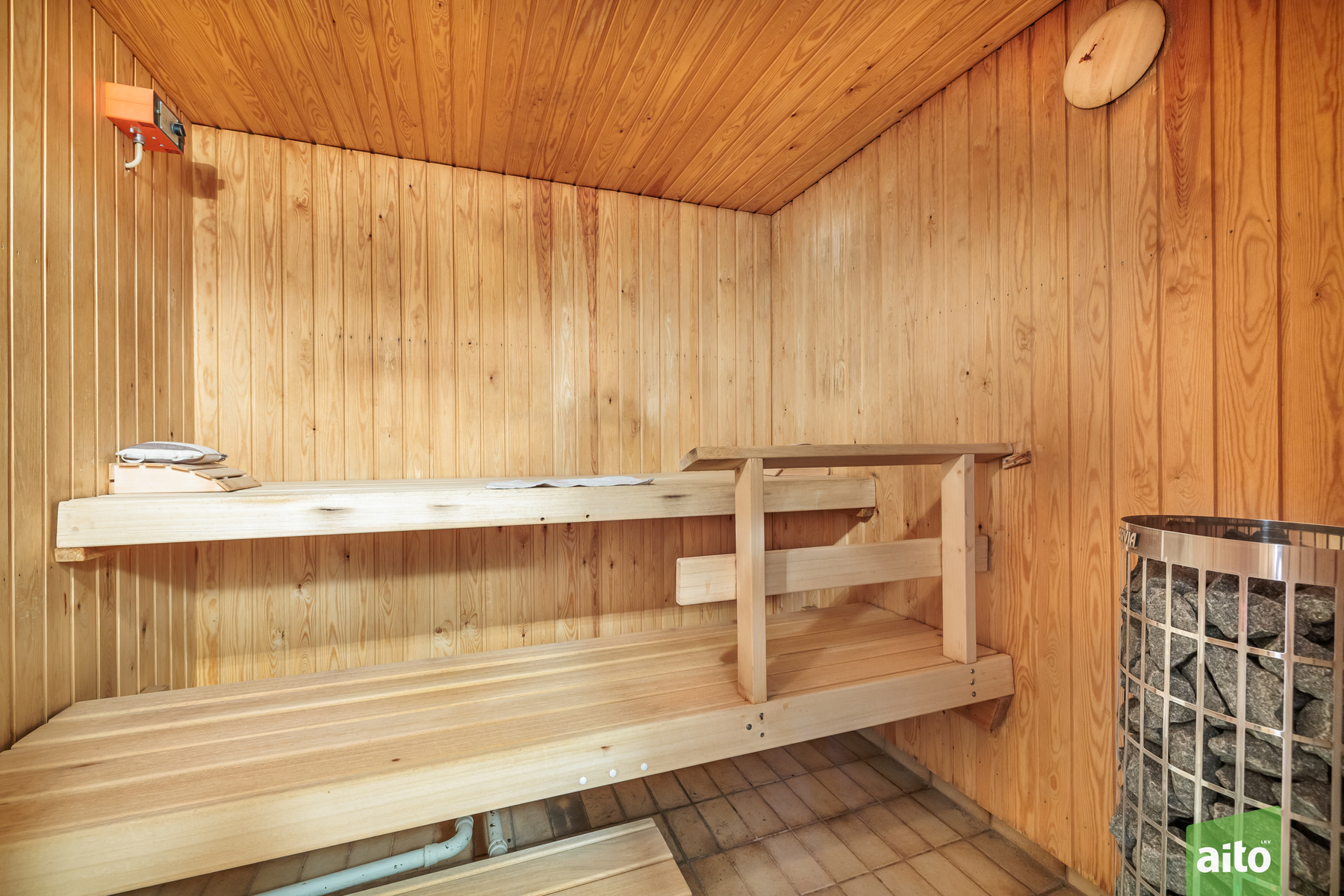 Alakerran sauna.