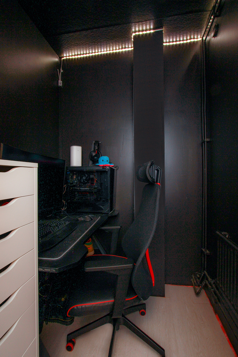 Työpiste vaatehuoneessa