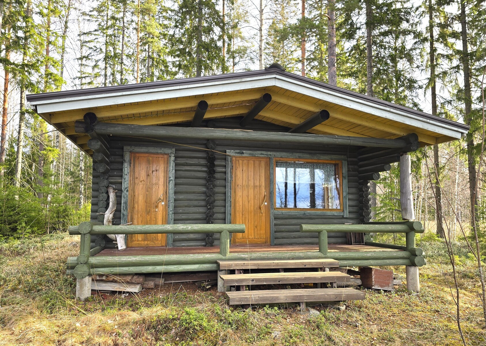 Erillinen mökki.
