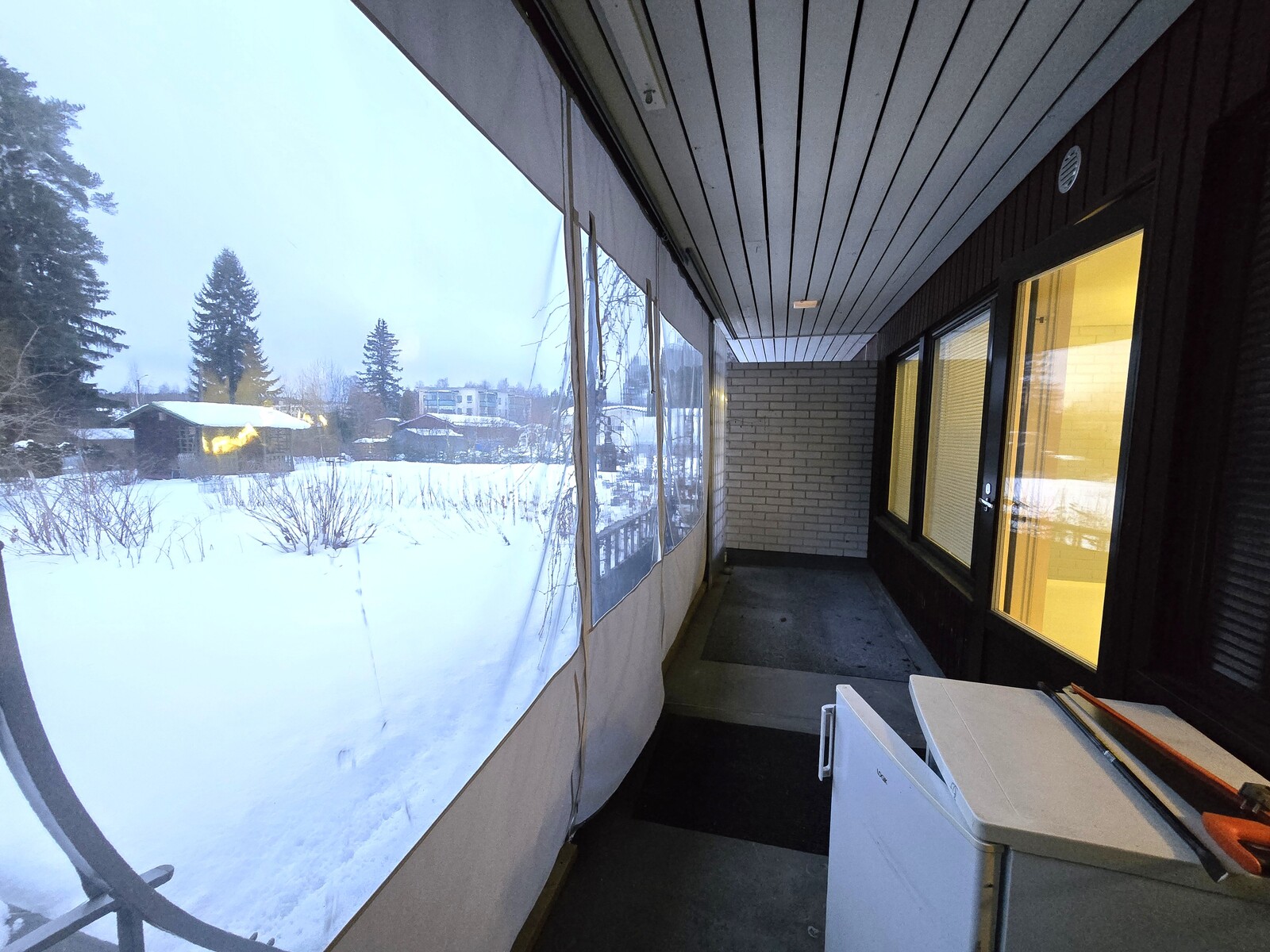 Koko huoneiston levyinen terassi.