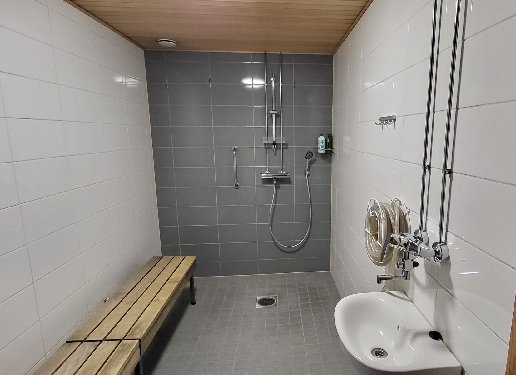 Taloyhtiön saunan pesuhuone