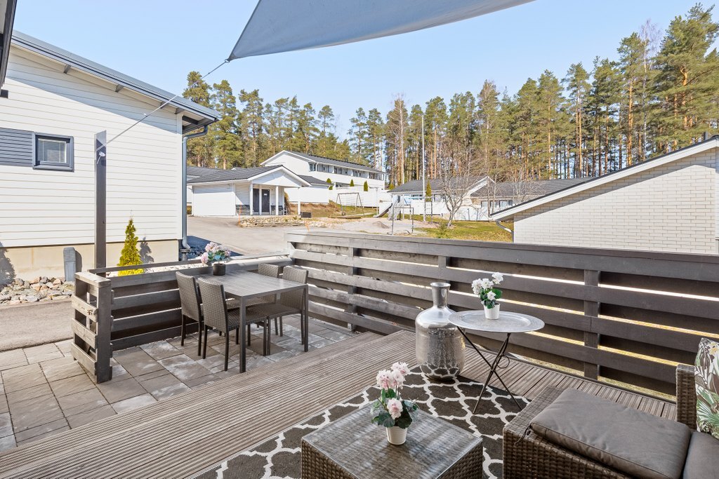 Keittiöstä käynti terassipihalle