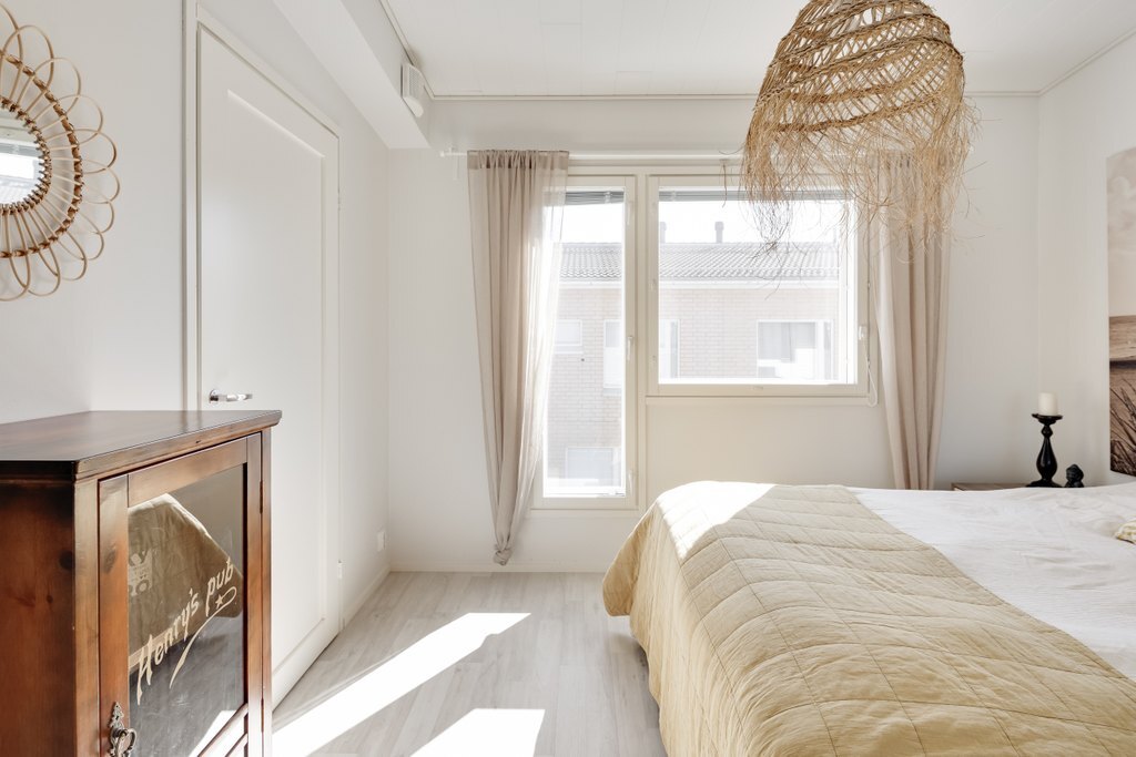 Yläkerran MH, jossa vaatehuone