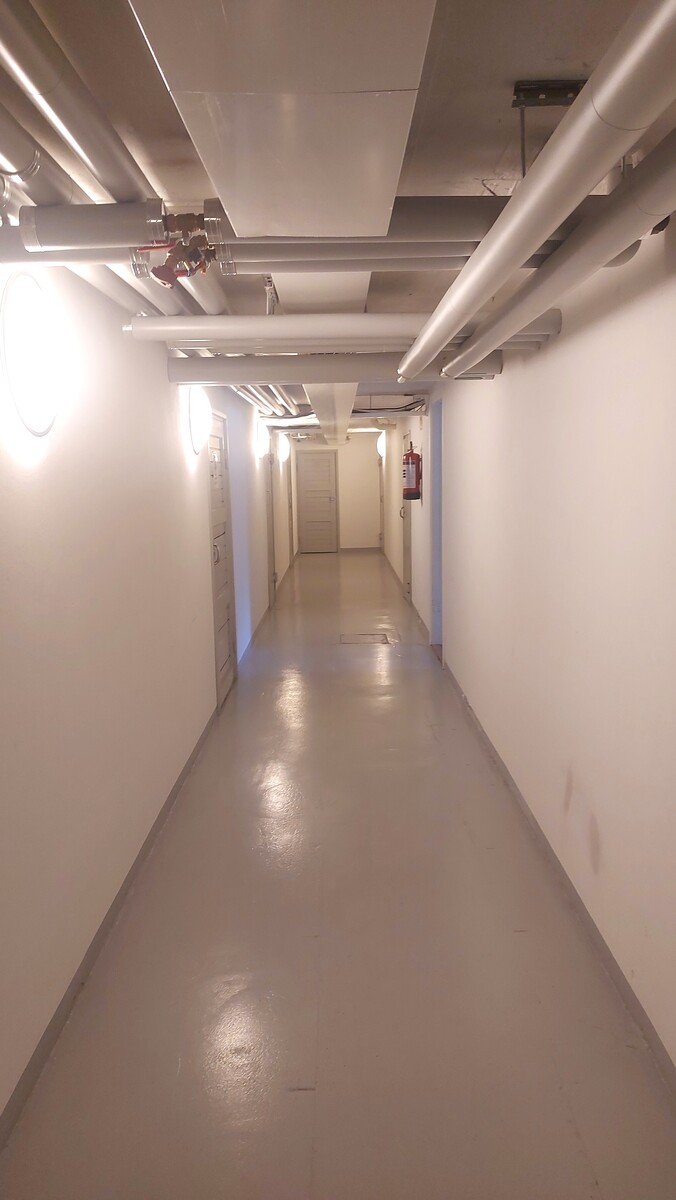 Alakerran käytävä