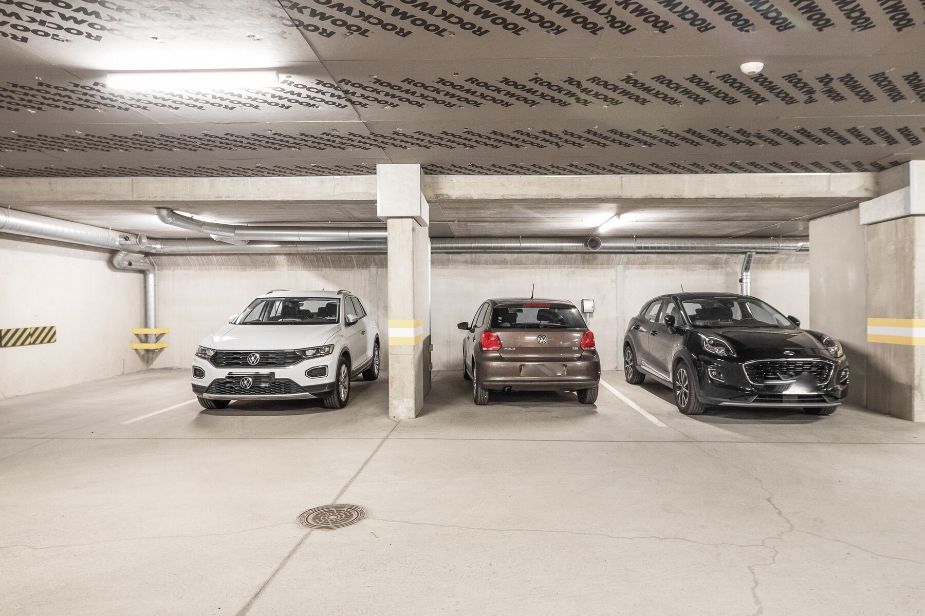 Autohallipaikka lähellä sisäänkäyntiä