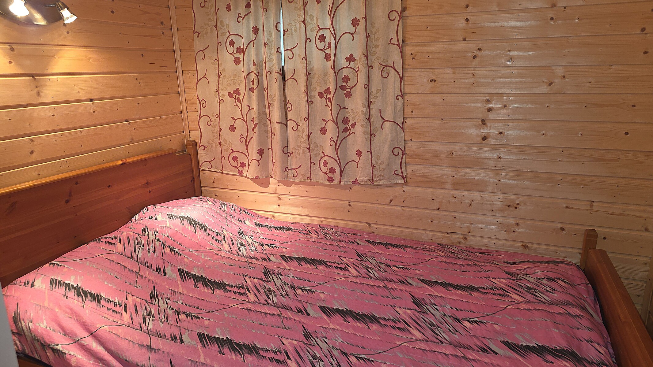 Erillisellä sisäänkäynnillä oleva makuutila