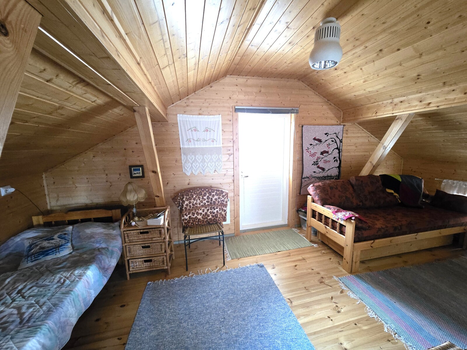 Parvella yläkerrassa makuutilaa.