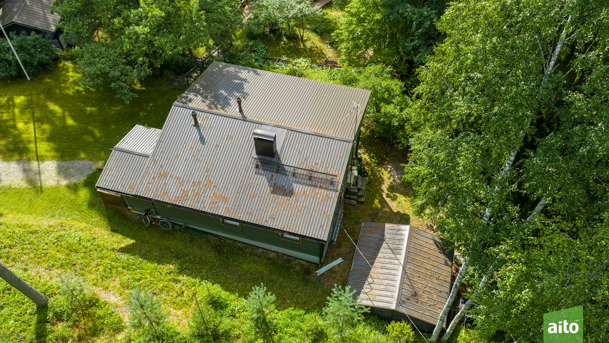 Päärakennus ja puuliiteri / varasto