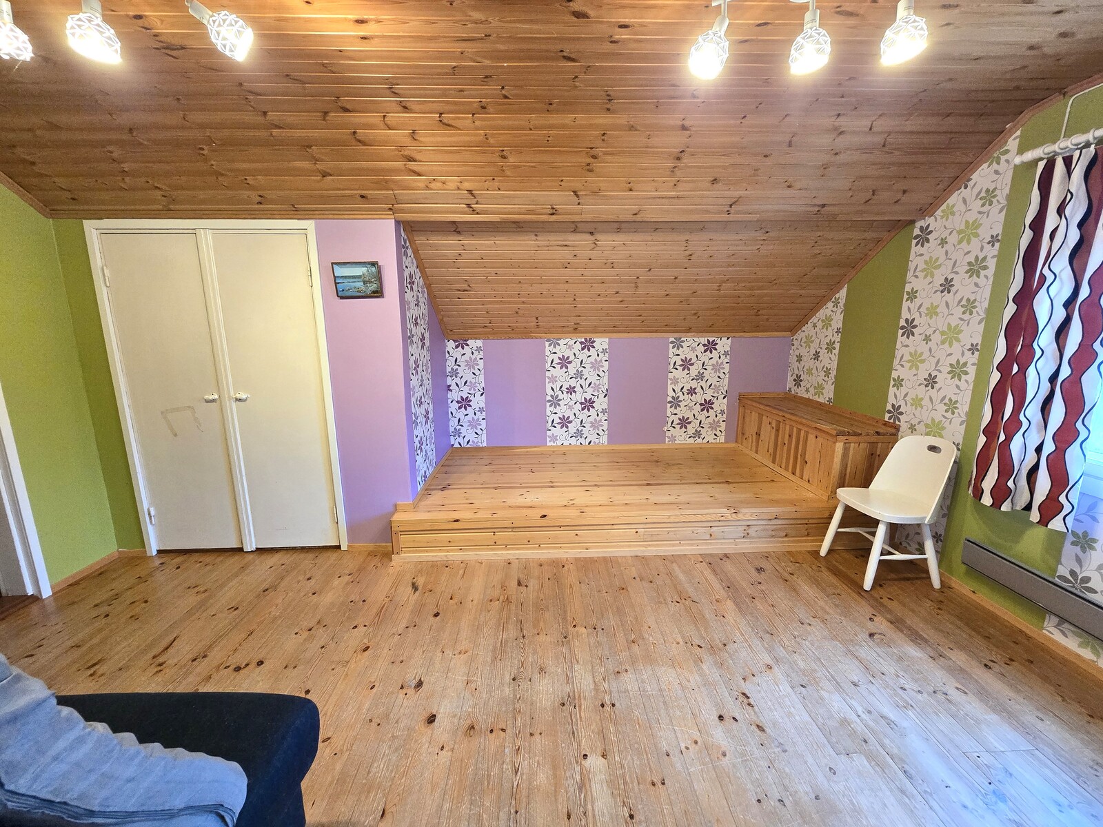 Yläkerran makuuhuone.