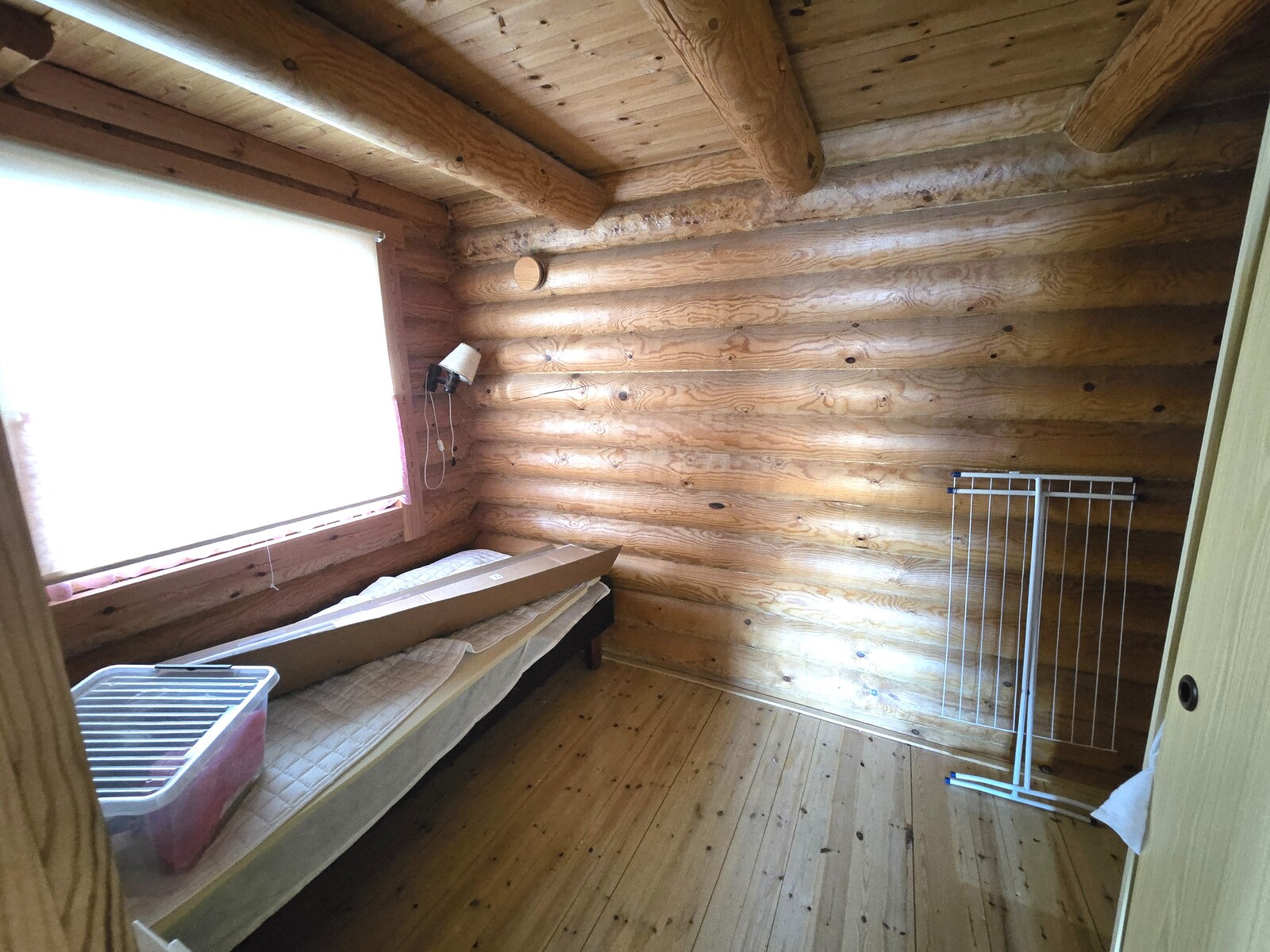 Alakerran makuuhuone.