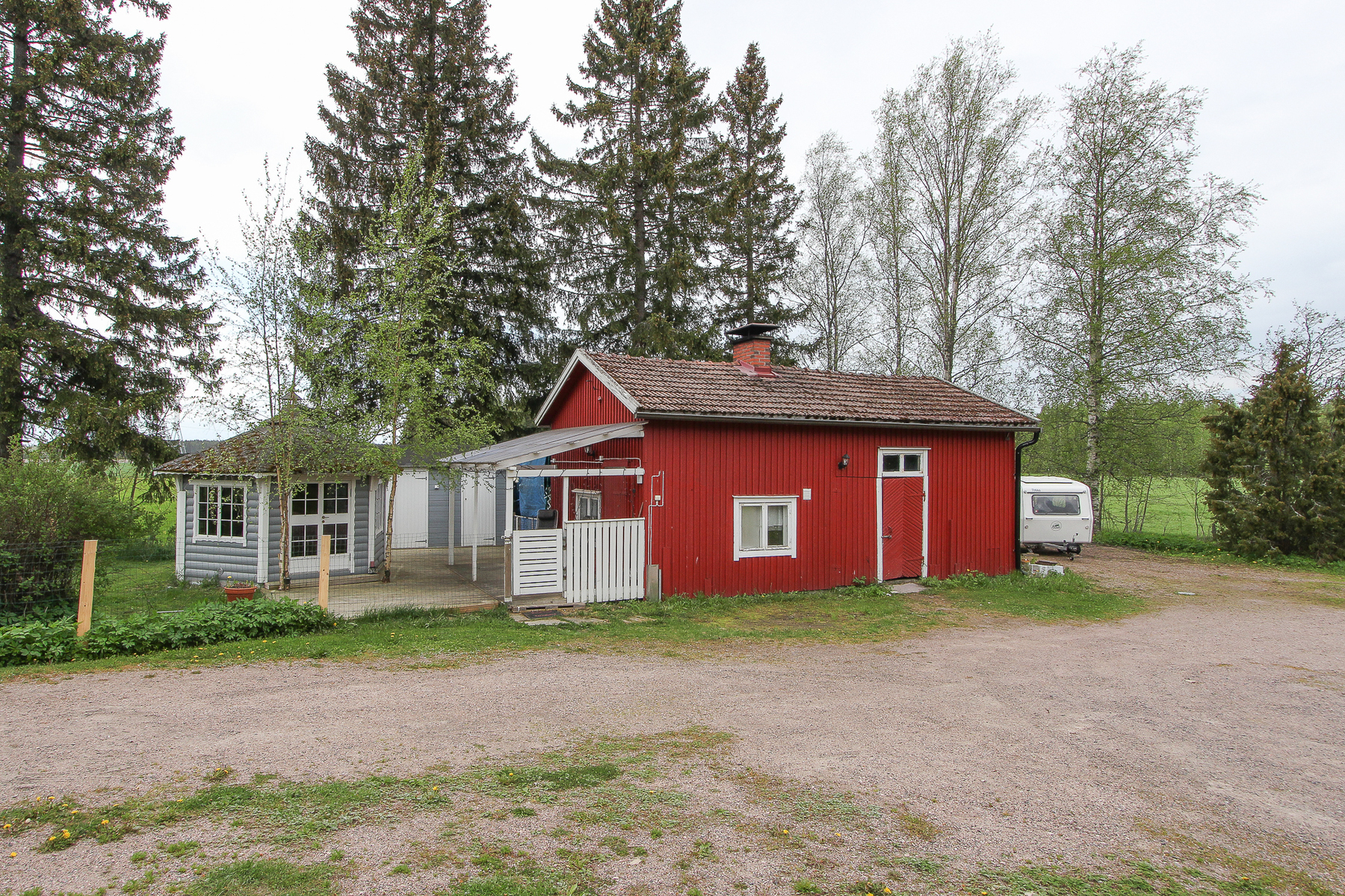 Piharakennus, jossa mm. sauna
