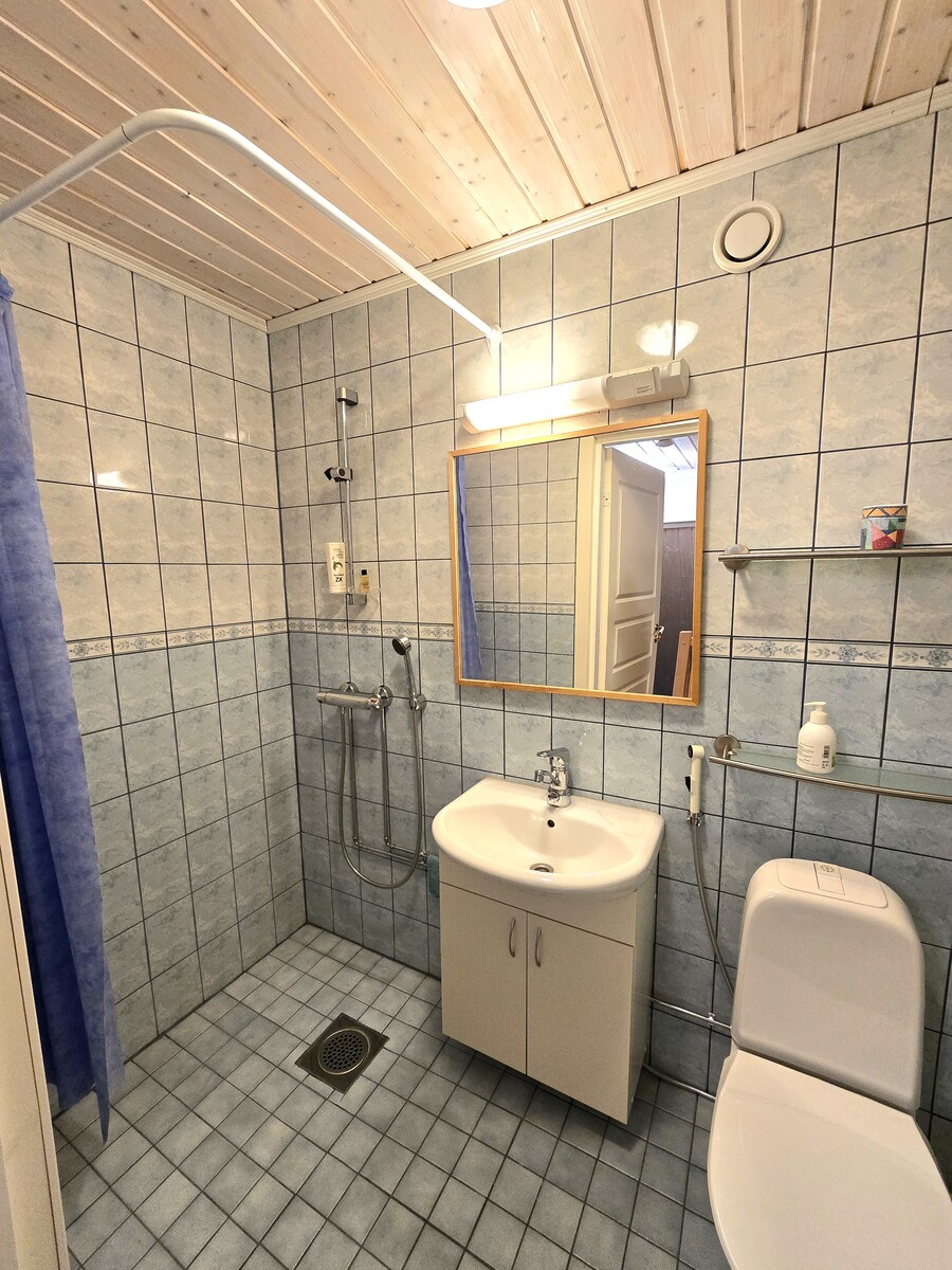Yläkerran kylpyhuone/wc.