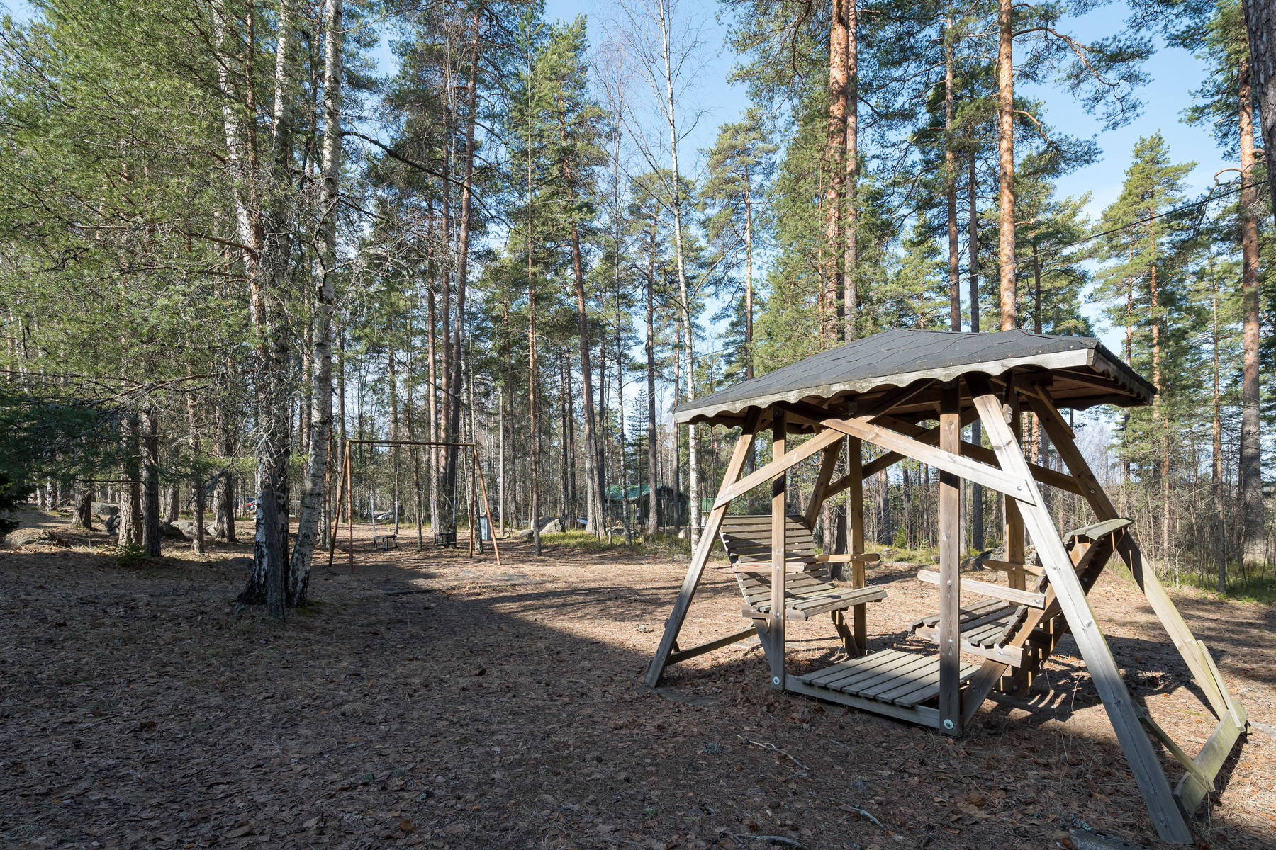 Taloyhtiön pihapiiriä