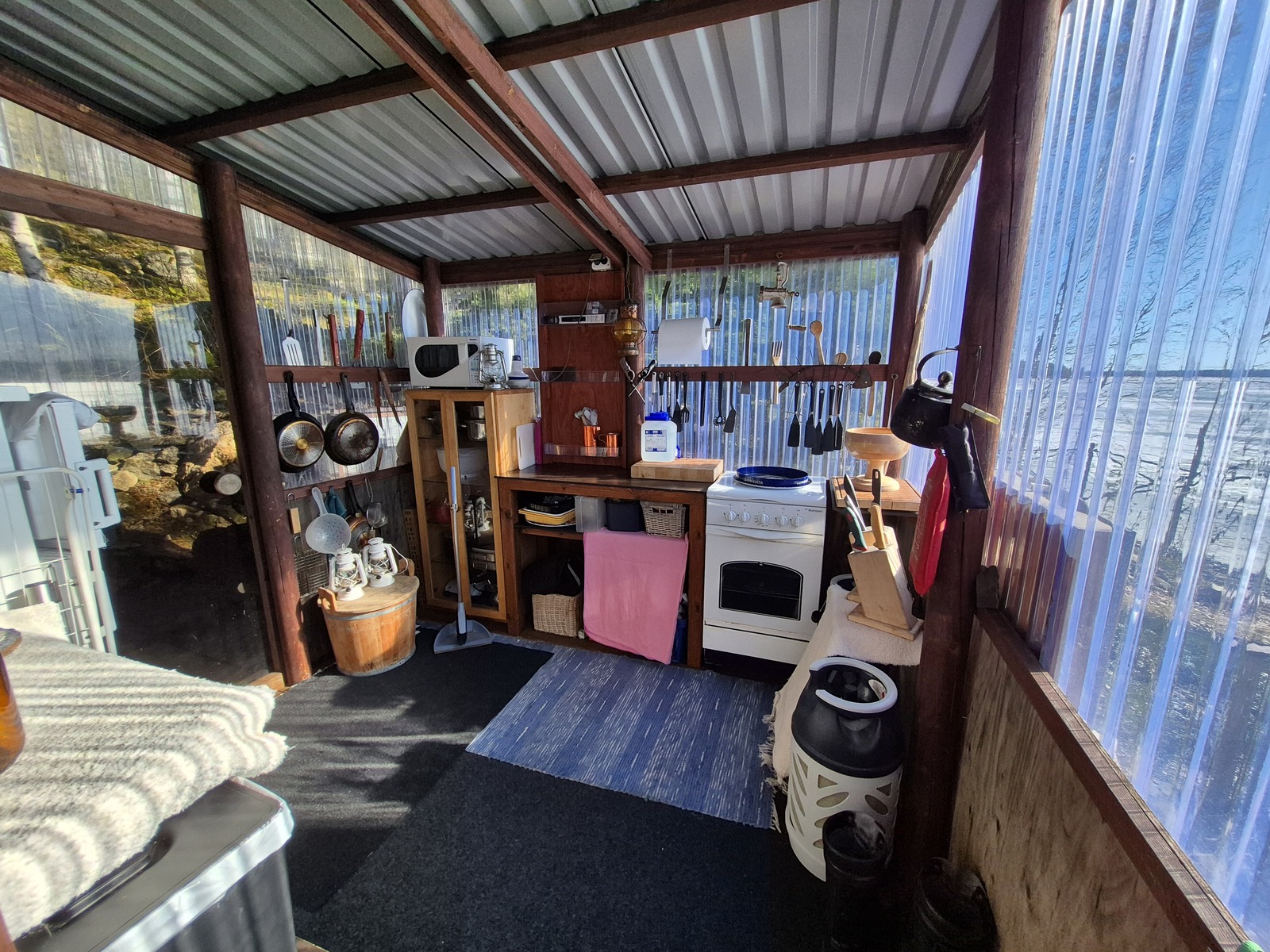 Mökin yhteydessä oleva kesäkeittiö