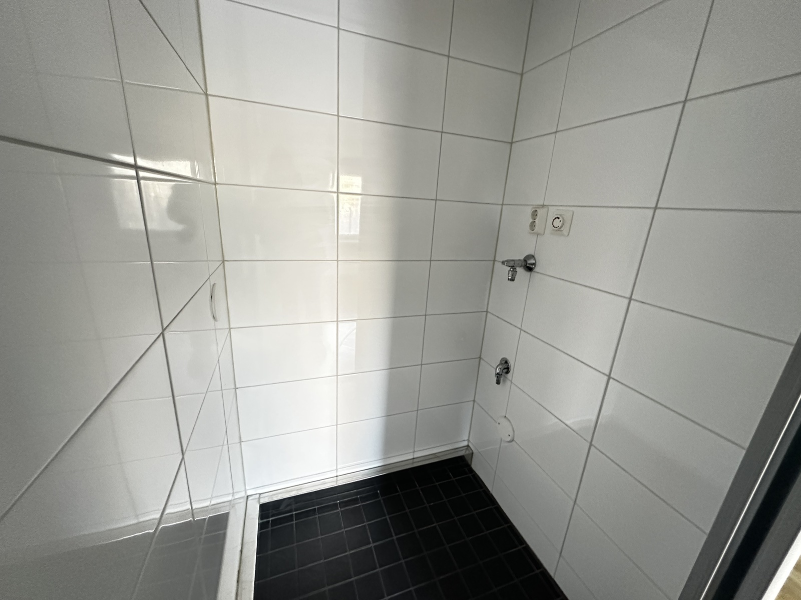 Toisessa makuuhuoneessa kaapistojen takana erillinen tila pyykinpesukoneelle