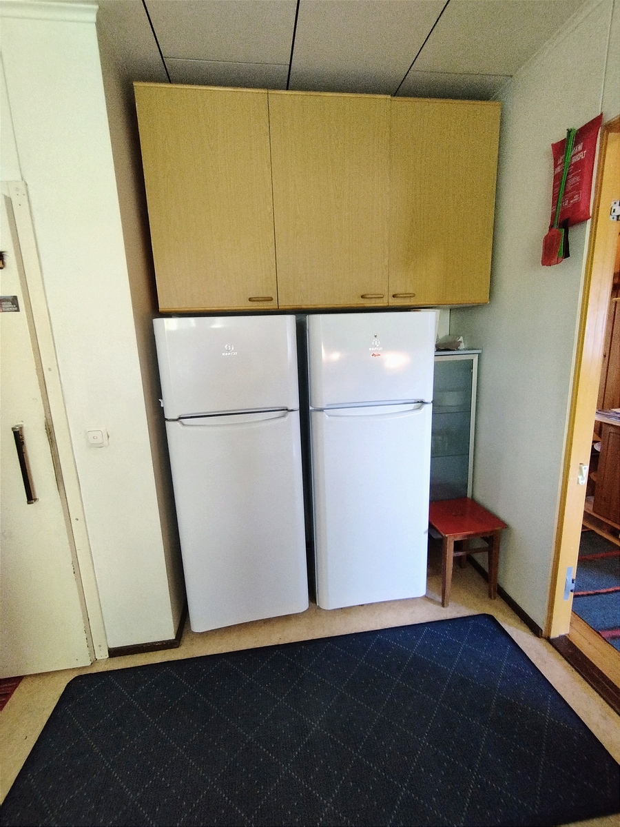 2 jenkkikaappia keittiössä