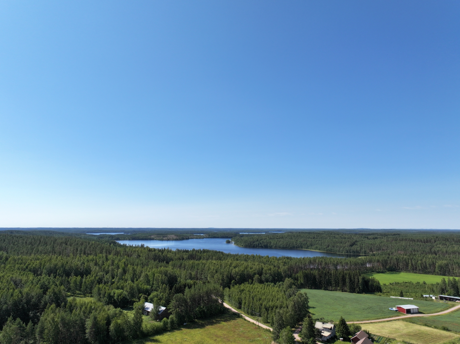 Lähijärvi taustalla