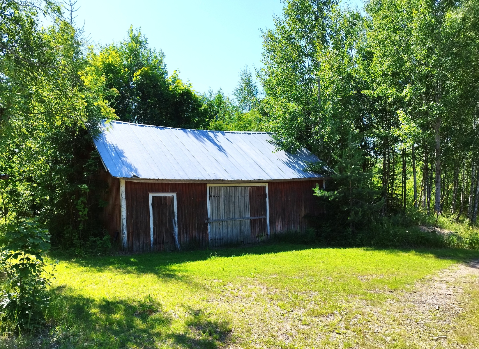 Varastorakennus tien toisella puolella