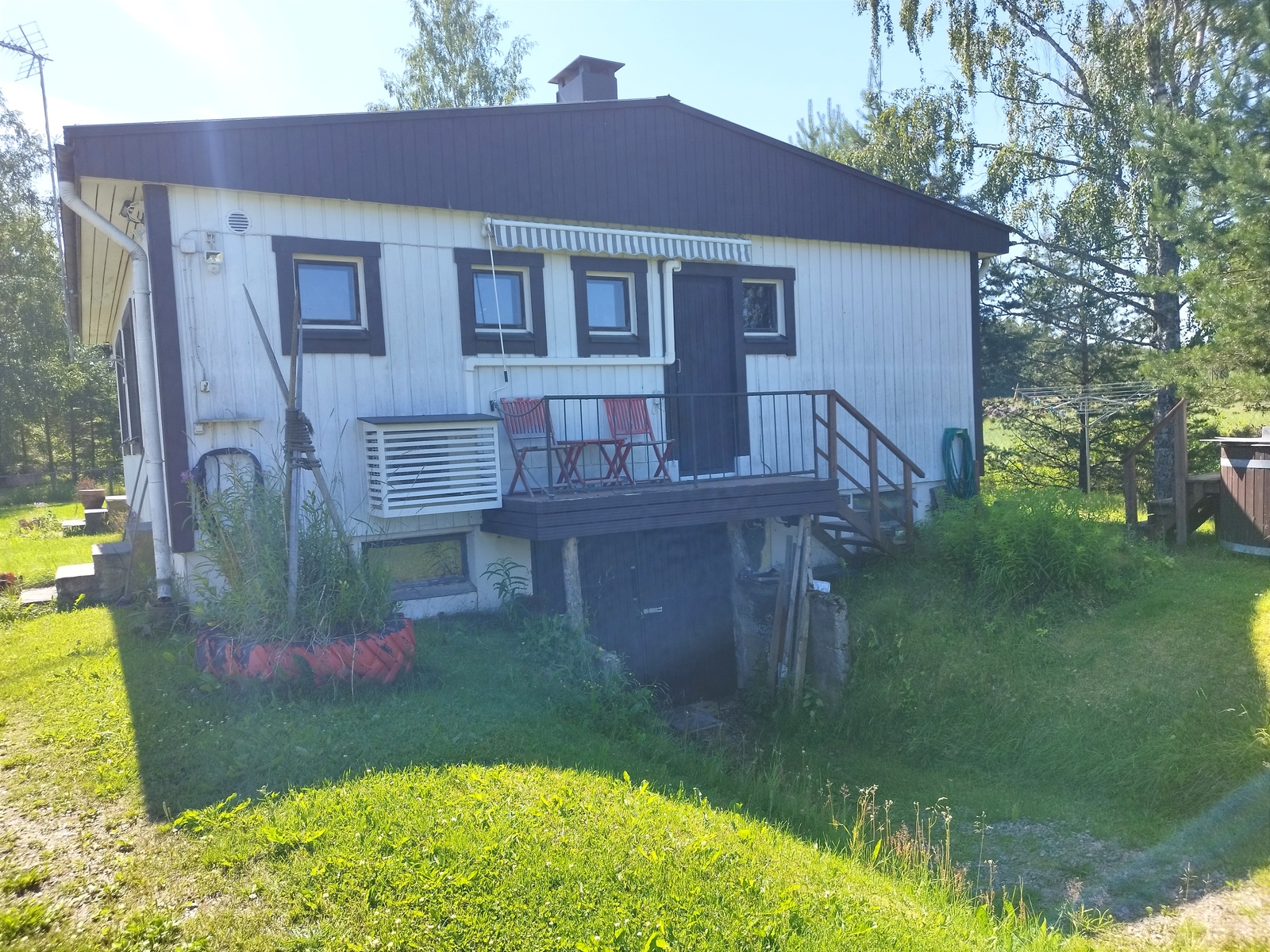 Autotalliin alakerrassa käynti talon päädystä