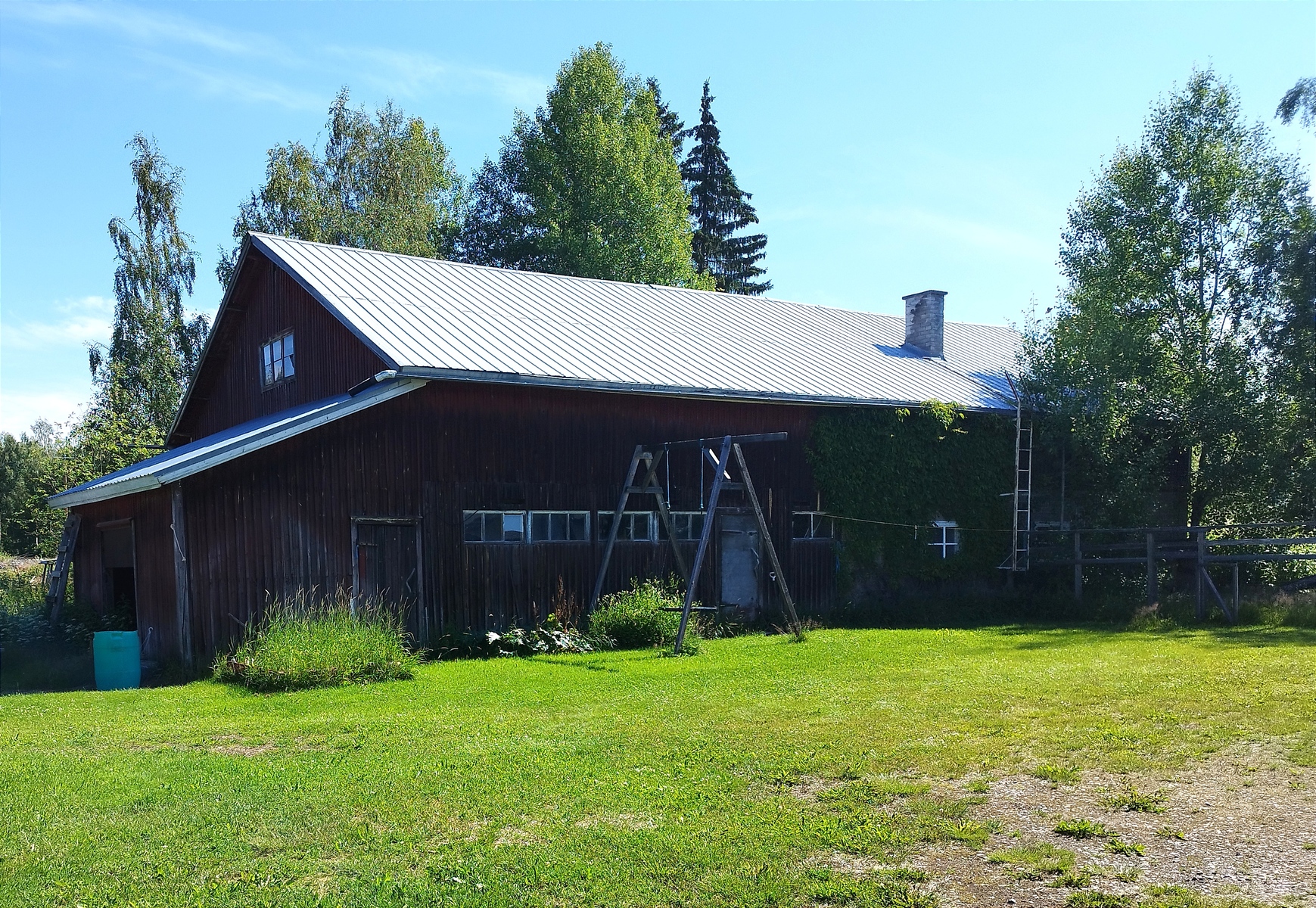 Suuri navettarakennus