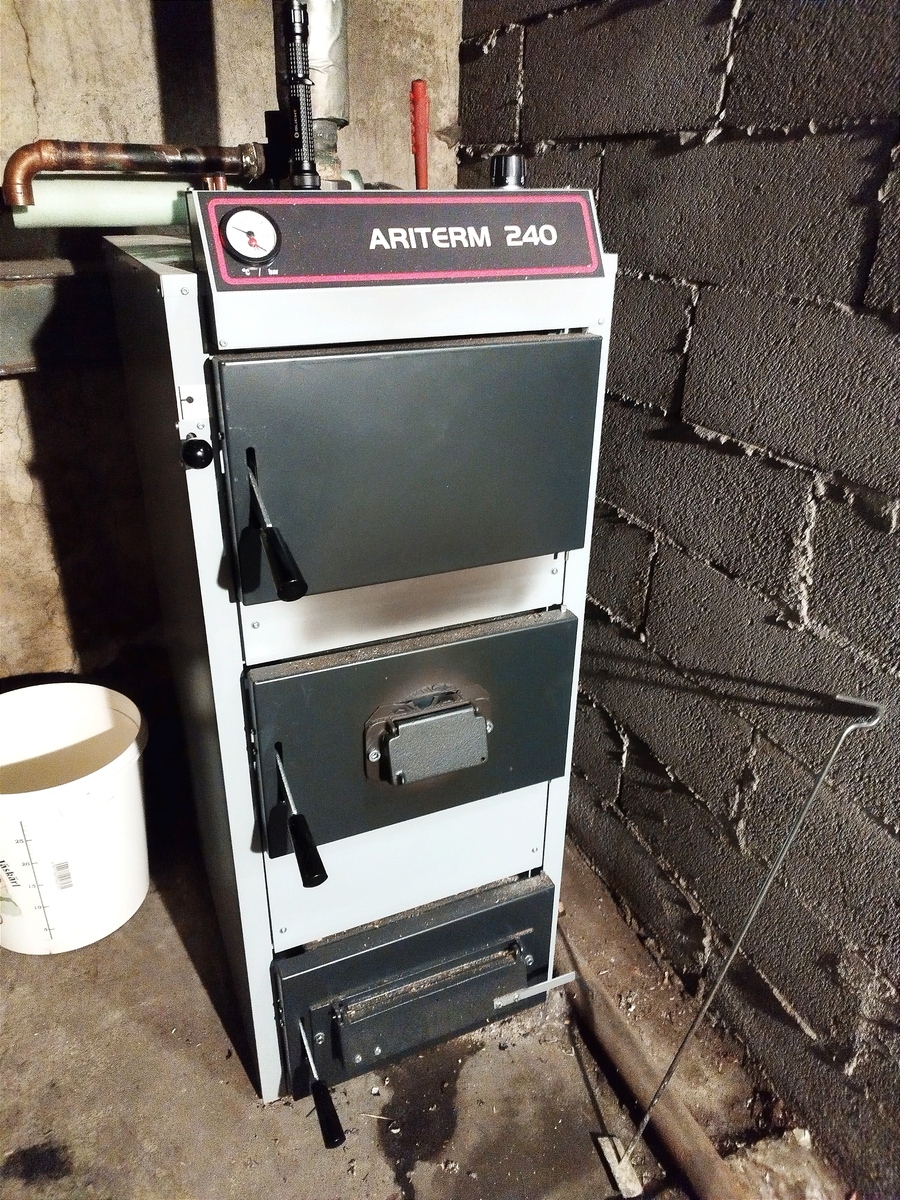 Puulämmityskattila alakerrassa