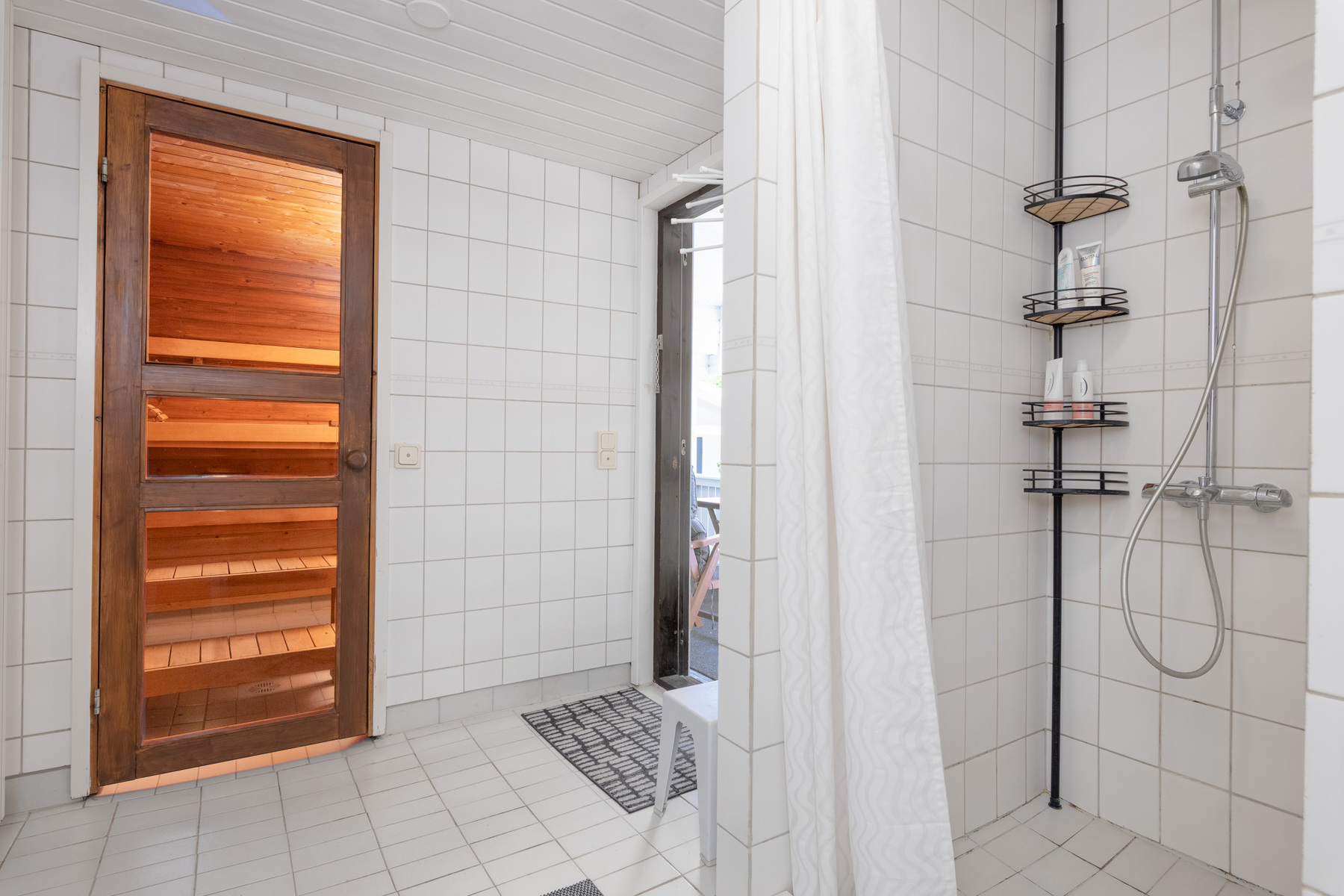 Kylpyhuoneesta kulku vilpolaan