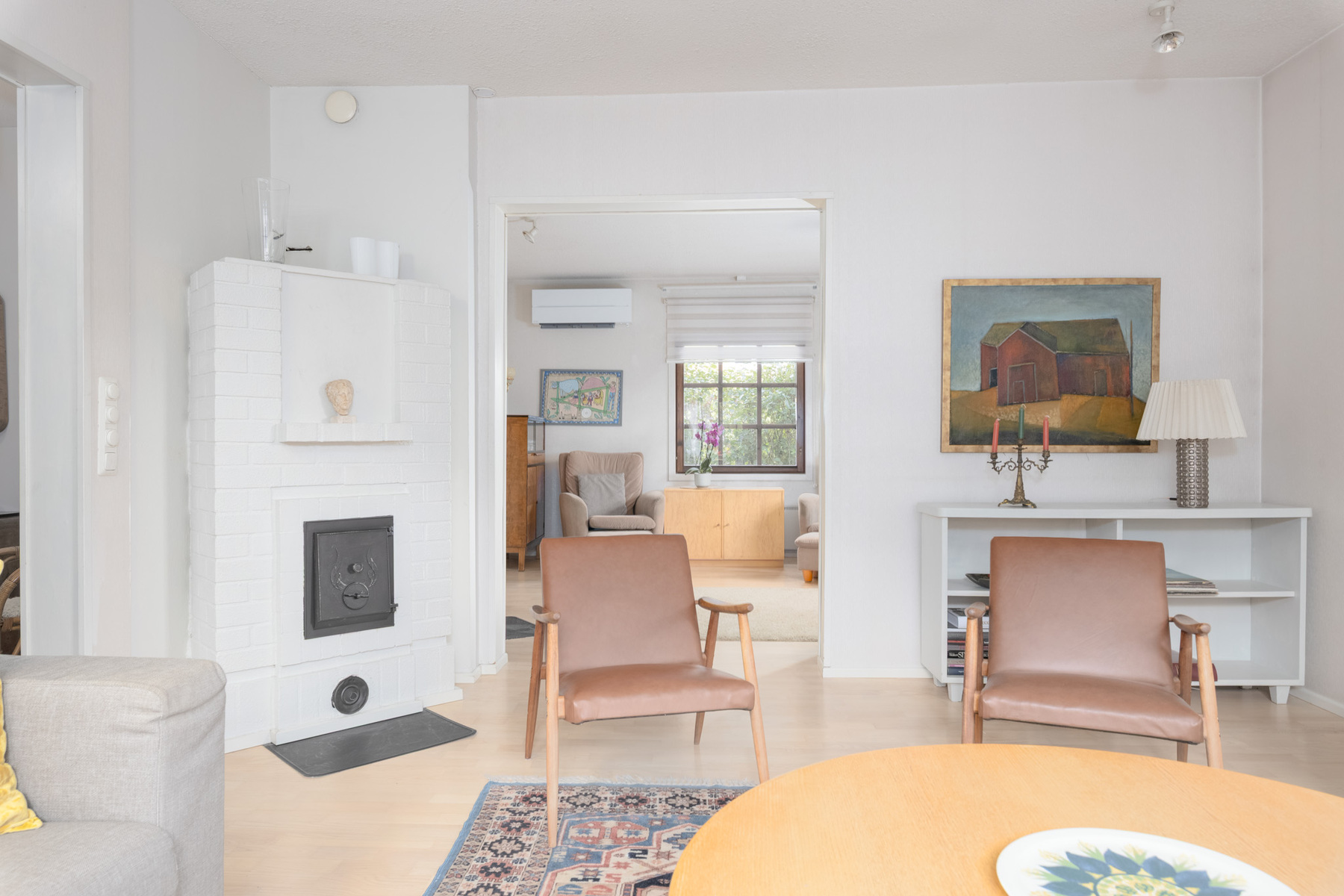 Toinen varaava takka oleskelutiloissa