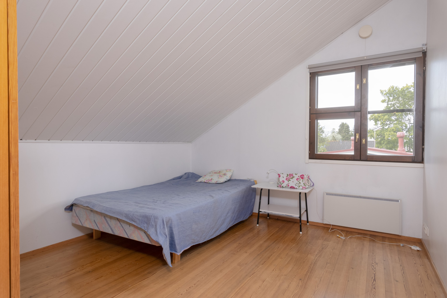 Yläkerrassa kolme makuuhuonetta