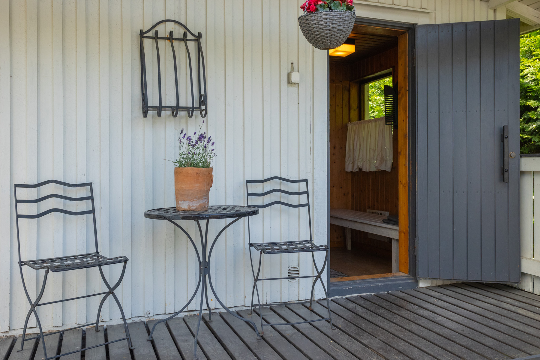Pihasaunan terassi ja pukuhuone