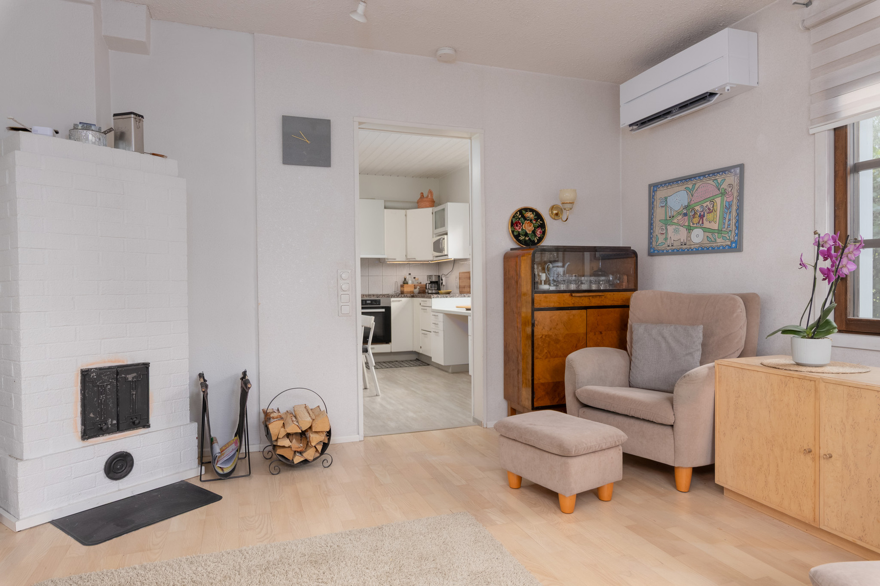 Olohuoneessa varaava takka ja ilmalämpöpumppu