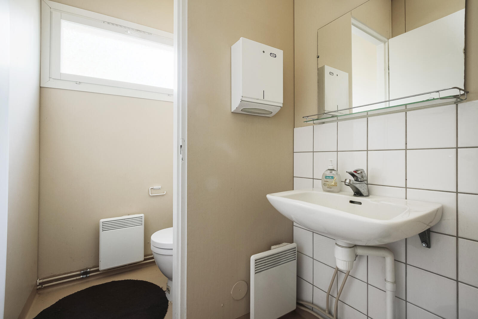 Päärakennus wc