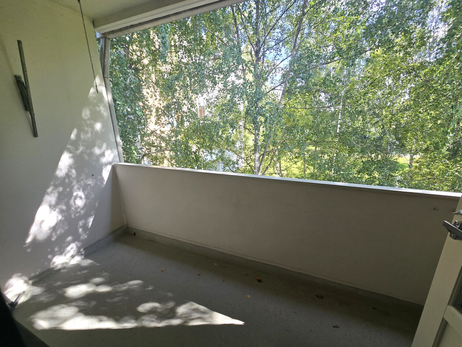 Parveke sisäpihalle päin.
