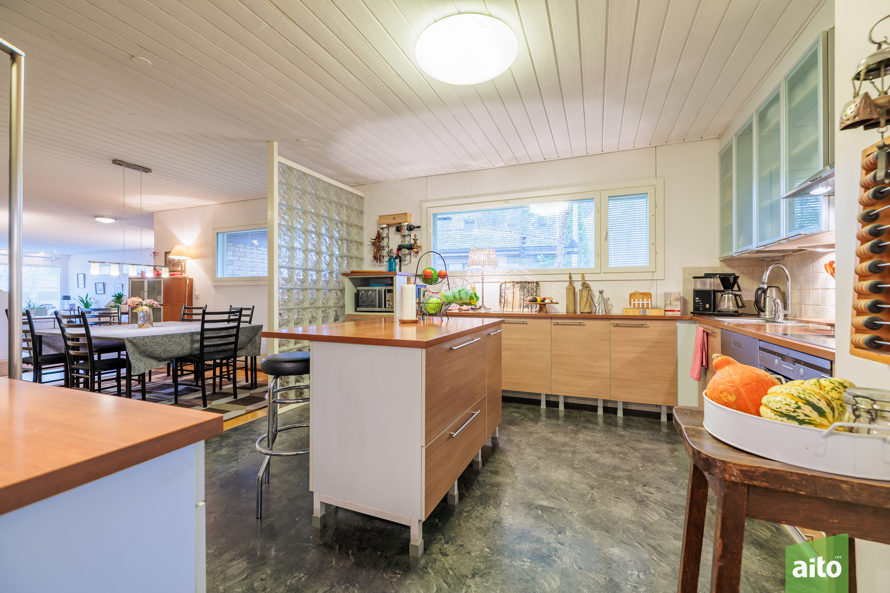 Keittiö.