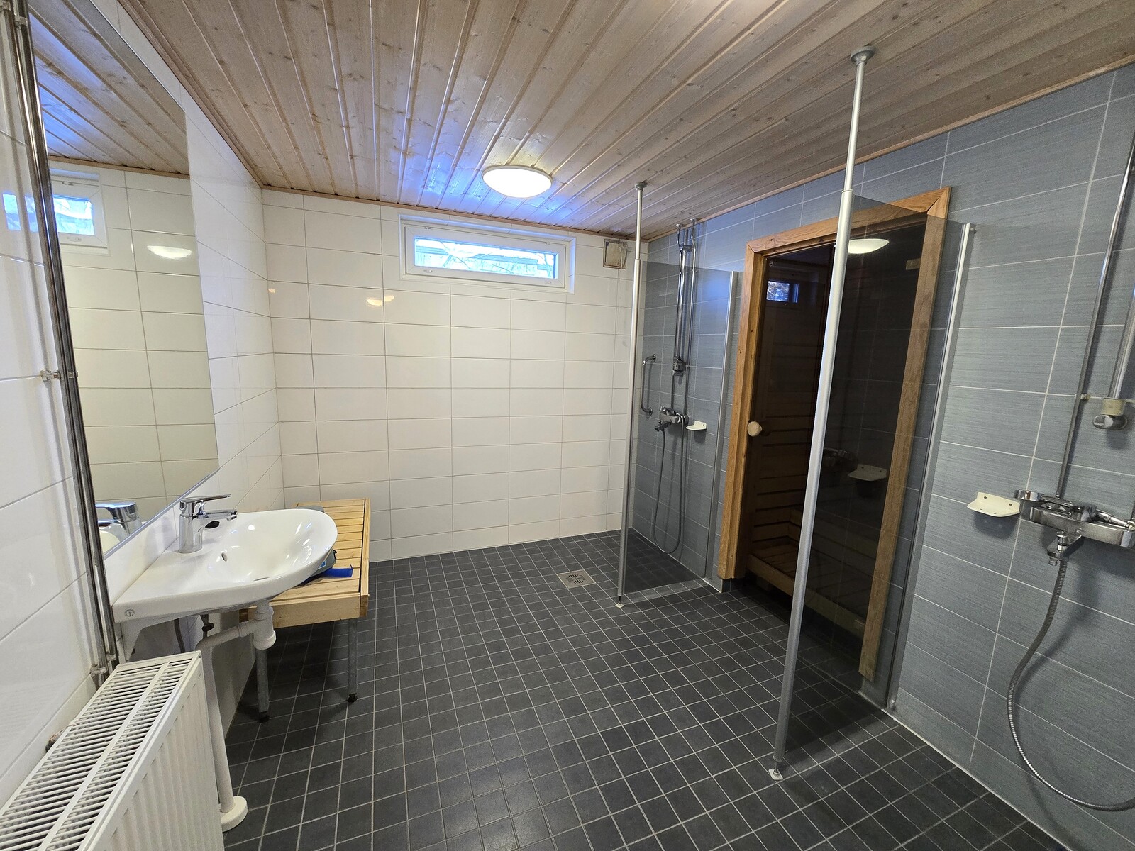 Taloyhtiön kylpyhuone.