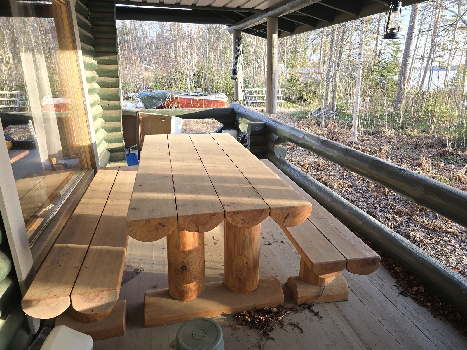 Kuisti, ilta-aurinko.