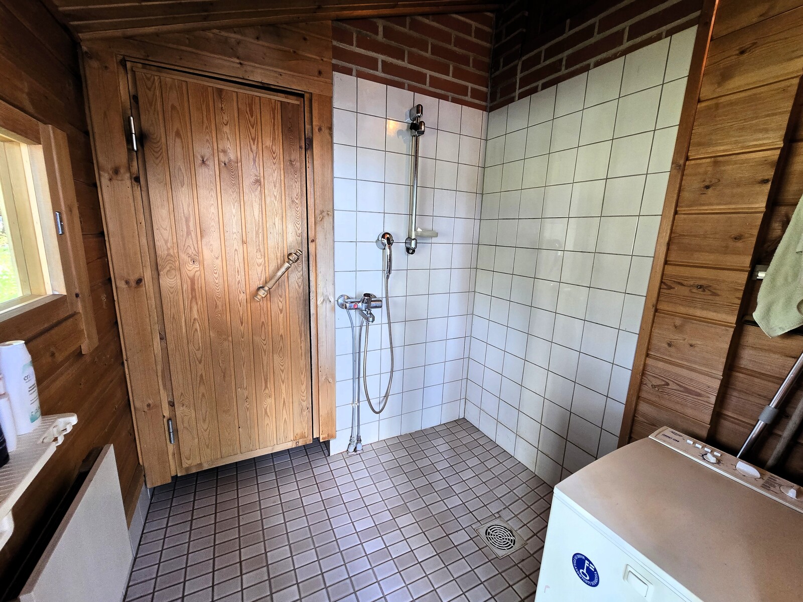 Rantasaunan kylpyhuone.