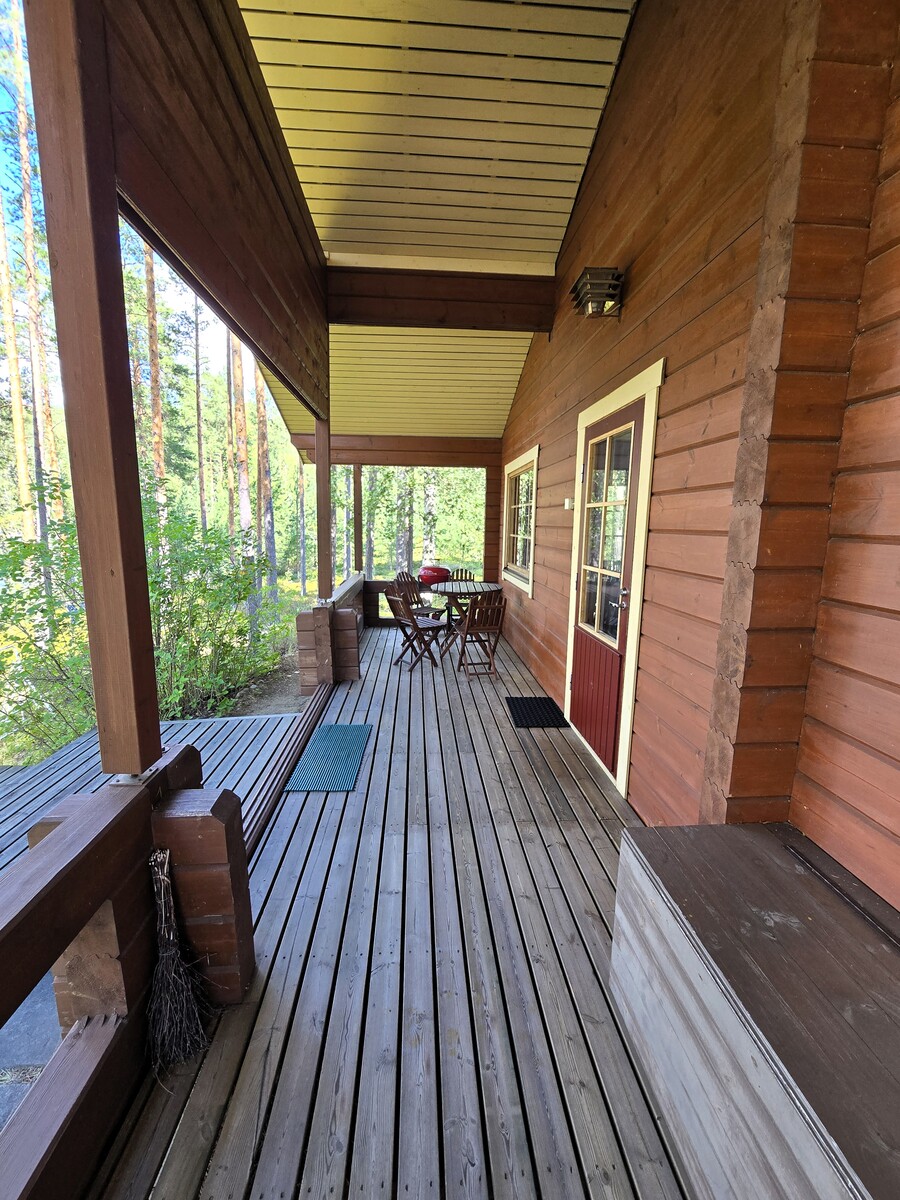 Päärakennuksen kuisti.