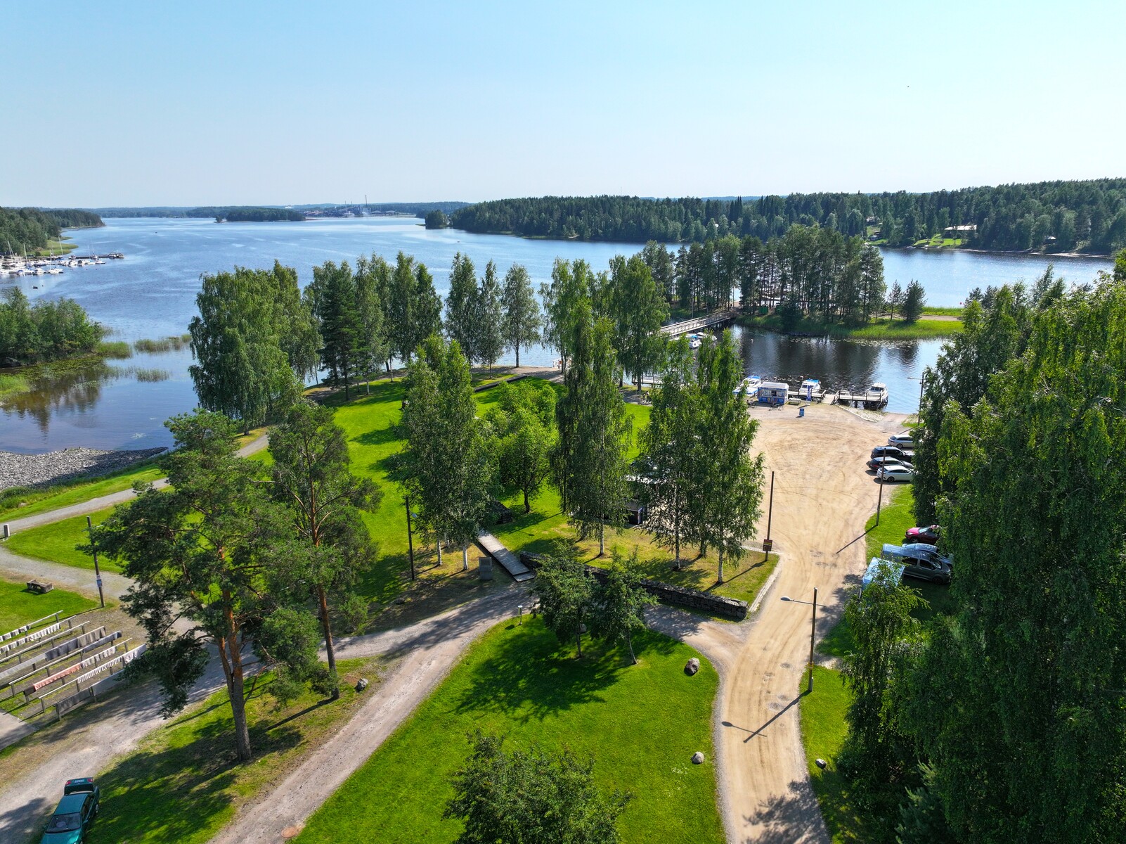 Kiinteistö sijaitsee Saimaan rannan läheisyydessä.