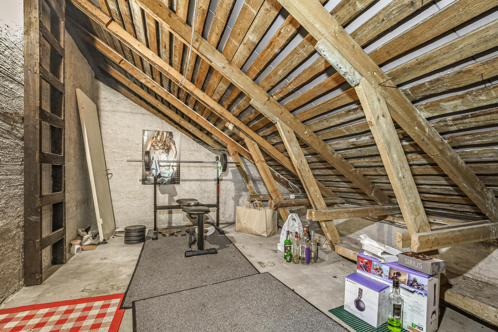 Omaan vinttivarastoon on käynti suoraan asunnosta.