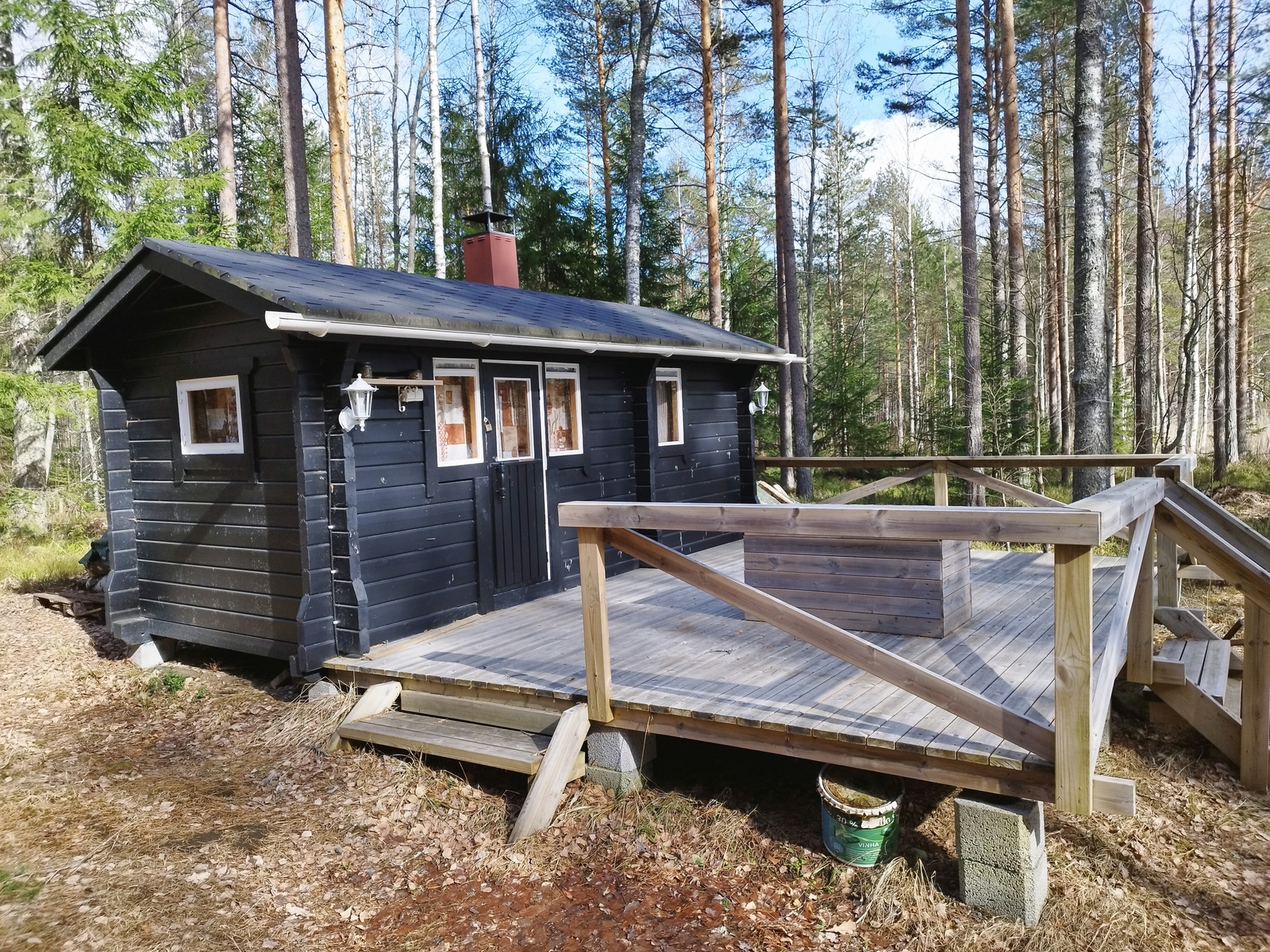 Toinen sauna, tupa ja terassi.