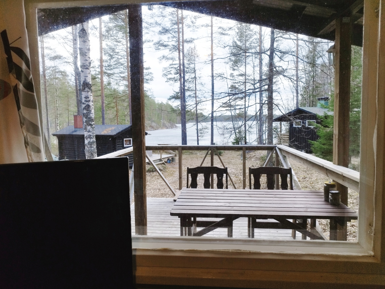 Näkymä mökin ikkunasta