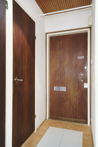 Vasemmalla kph2:n ovi ja ulko-ovi 2